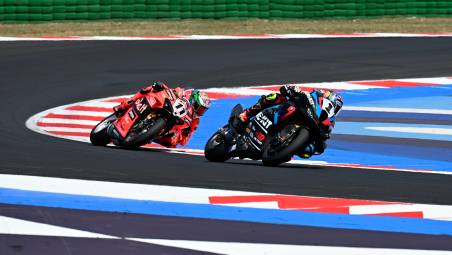 Superbike a Misano, Bulega si inchina a Razgatlioglu anche in Gara2 / VIDEO