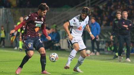 Cristian Shpendi contro Andrea Papetti in Cesena-Reggiana finita 1-2: stando ai dati statistici sarebbe dovuta terminare con la vittoria dei bianconeri (Zanotti)