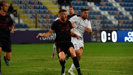 Un duello tra il capitano biancorosso Lorenzo Saporetti e l’attaccante sardo Starita