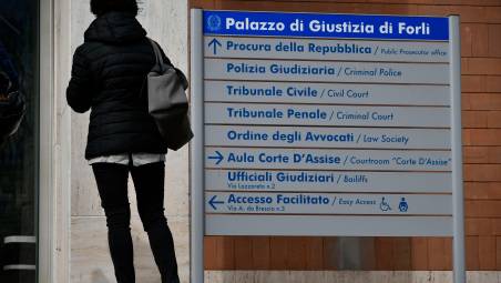 Lavoratore di Rimini licenziato dal colosso dell’elettronica, il giudice di Forlì revoca la propria ordinanza e condanna l’azienda a risarcirlo