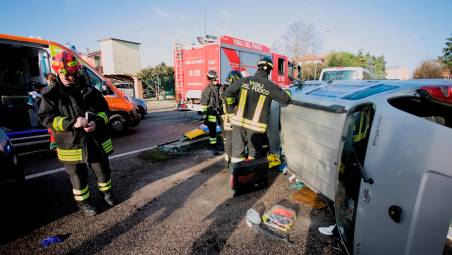 Ravenna. Rocambolesco incidente in via Rubicone: novantenne perde il controllo dell’auto