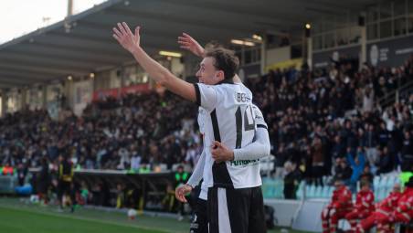 Tommaso Berti festeggia il gol del definitivo 3-1 realizzato contro il Catanzaro foto (Gianmaria Zanotti)