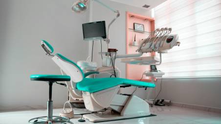 Cesena, rischia di morire dopo l’estrazione di un dente, condannato odontoiatra