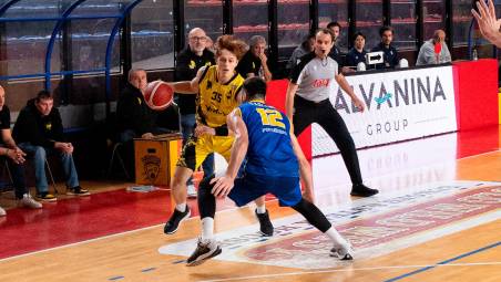 In alto Lorenzo Pollini in palleggio marcato da Luca Fabiani