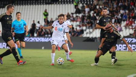 Tommaso Berti nel corso del primo tempo tra Cesena ed Entella circondato da Marco Nichetti, Luca Parodi e Andrea Tiritiello (Zanotti)