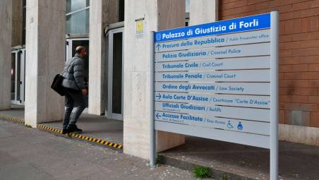 L’ingresso del tribunale di Forlì