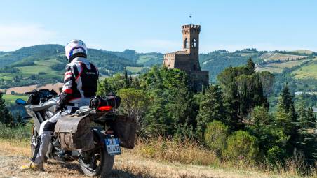 Un itinerario di 700 km tra borghi e foreste dell’Appennino romagnolo in sella a una Zero Motorcycle SR/S: silenzio, adrenalina e sostenibilità in un tour a emissioni zero