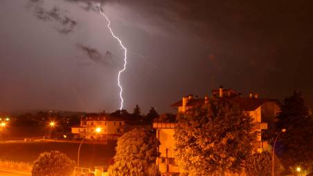 Meteo Romagna, lunedì 17 agosto allerta per temporali e rischio allagamenti, temperature in leggero calo martedì