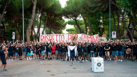I tifosi del Rimini in piazzale del Popolo sabato scorso prima della partita con il Gubbio (foto TOMMASO MOROSETTI)