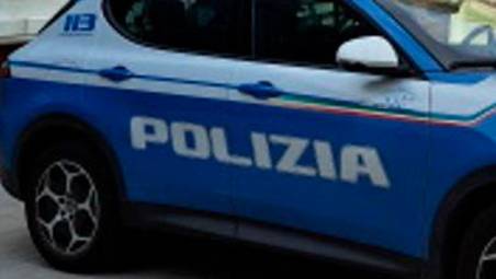 L’uomo ha colpito violentemente l’auto del nucleo Volanti, al punto da renderla inutilizzabile