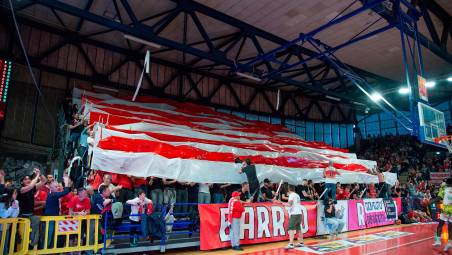 I tifosi riminesi in gara-4 contro la Vuelle Pesaro: oggi saranno 350 nelle Marche in una partita senza domani