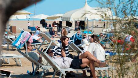 Rimini nel 2025 è tornata la regina delle località balneari per i pernottamenti: “Destagionalizzare funziona”