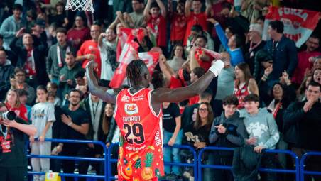 Gora Camara festeggia sotto la curva dopo la vittoria nel derby contro la Fortitudo
