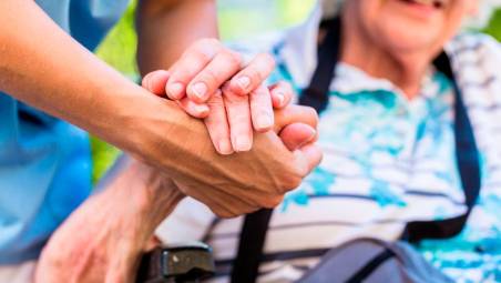 Sanità, l’Emilia-Romagna pensa di far pagare un contributo agli over 65 per l’assistenza ai non autosufficienti