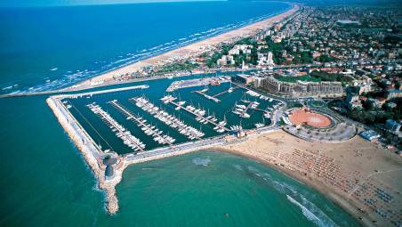 Il mare di Rimini festeggia la Bandiera Blu dopo 15 anni: “Ce la siamo meritata”