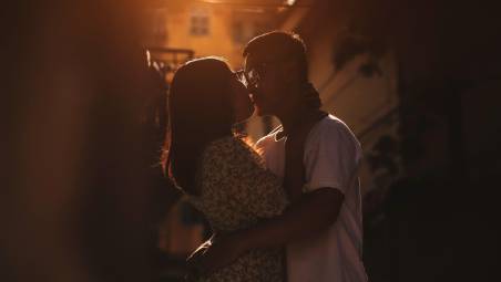 Sotto accusa un abbraccio forse troppo audace