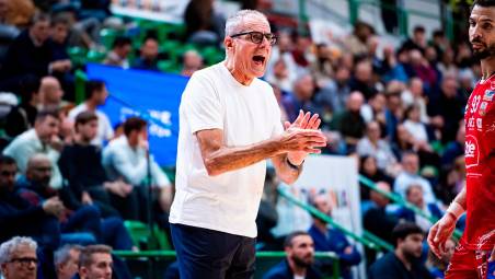 In alto Sandro Dell’Agnello particolarmente soddisfatto della prestazione dei biancorossi a Sassari