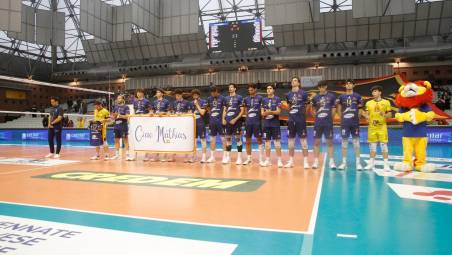 La Consar Ravenna durante il minuto di silenzio in ricordo di Mathias Tonti