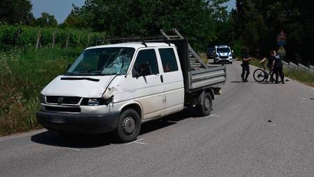 Il furgone e il recupero della bicicletta della vittima (foto Fabio Blaco)