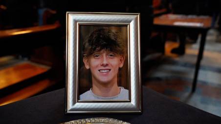 Oggi a Bologna si è celebrato il funerale di Giovanni Tamburi, il giovane rimasto vittima nel rogo di Crans-Montana