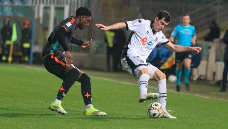 Dimitri Bisoli contro Issa Doumbia nella sfida di sabato sera tra Cesena e Venezia (Zanotti)