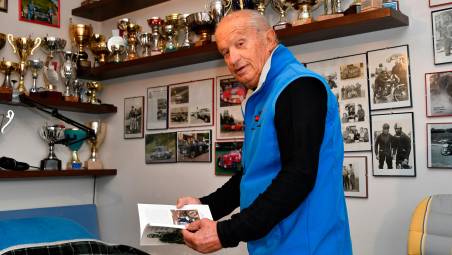 Genunzio Silvagni nella sua casa di Fiumana con i suoi trofei