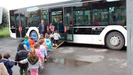 Cesena, Festa del Papà con sorpresa a Gattolino: babbo autista va a prendere la figlioletta all’asilo con il bus