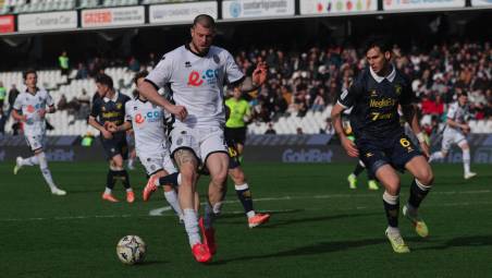 Jacopo Gelli contro Alberto Cerri in Cesena-Frosinone 2-2 (foto Gianmaria Zanotti)