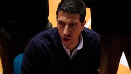 Il tecnico biancorosso Antimo Martino durante un time-out