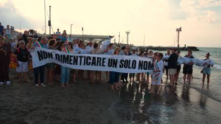 Riccione, i nomi dei bimbi uccisi a Gaza sfilano sulla battigia: il corteo per la pace FOTO E VIDEO