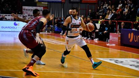 Riccardo Tavernelli in palleggio con la maglia dell’Unieuro (foto FABIO BLACO)