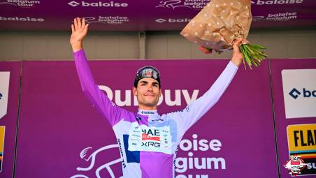 In alto il massese Filippo Baroncini con la maglia di leader sul podio belga