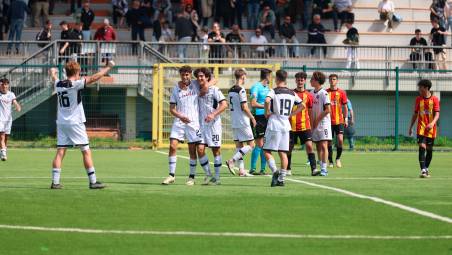 I festeggiamenti dopo Cesena-Benevento nella gara di ritorno (foto Zanotti)