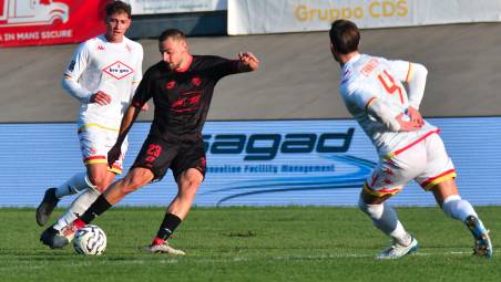 Il centrocampista Carlo De Risio al tiro nel match interno con il Bra (foto Fabio Blaco)