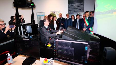 Il rettore dell’Università Giovanni Molari guida il simulatore di guida del PitLab all’autodromo di Imola FOTO MMPH