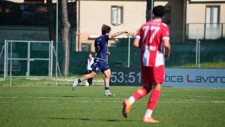 Mattia Fiorini in gol allo stadio Benelli di Pesaro il 5 aprile scorso (foto RIMINI FC)