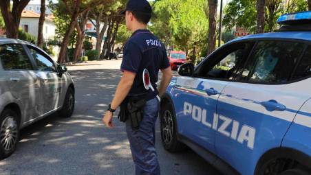 Cesenatico, perde il borsello nella fuga e va a riprenderselo in Polizia: denunciato ed espulso