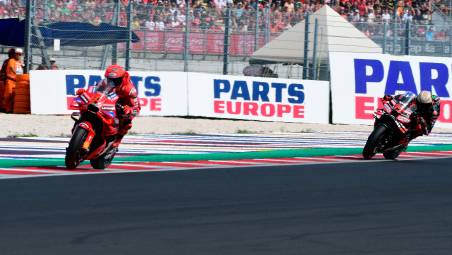 L’epilogo del Gran Premio di San Marino e della Riviera di Rimini con Marc Marquez che batte Marco Bezzecchi (foto Fini)