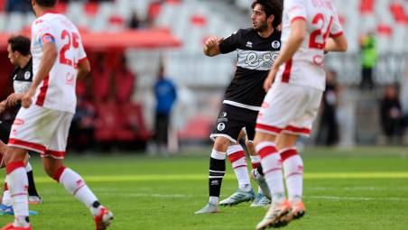 Cristian Shpendi nel corso del match perso a Bari, il primo senza gol realizzati (Rega)