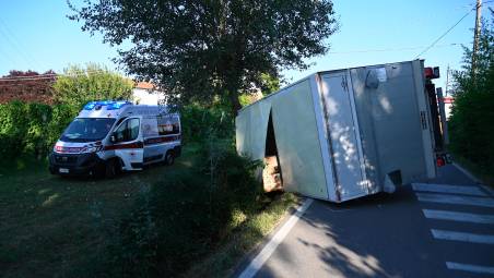 Forlì, scontro all’incrocio e furgone ribaltato: un ferito grave incastrato tra le lamiere