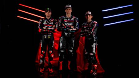 Lorenzo Savadori alla presentazione dell’Aprilia con Bezzecchi e Martin