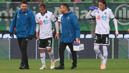 L’uscita dal campo dell’infortunato Michele Castagnetti contro la Juve Stabia (foto Gianmaria Zanotti)