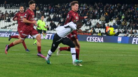 Matteo Guidi, uno degli obiettivi bianconeri, osserva il duello Calvani-Kargbo in Cesena-Pontedera di due stagioni fa