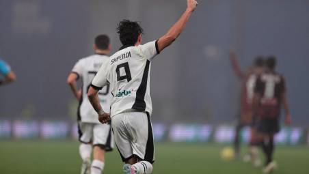 Cristian Shpendi esulta dopo il rigore del pareggio (foto Luigi Rega)