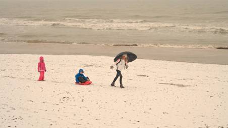 Neve a Riccione, in azione i mezzi spargisale. Lo spettacolo della spiaggia imbiancata
