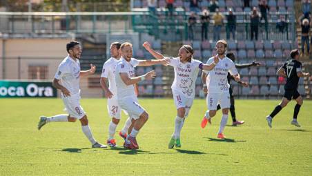 Rossetti, Esposito, Rrapaj e Solini festeggiano Matteo Motti dopo la rete dell’1-3 che indirizza il match (Chianese)