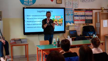 Cesena, gli studenti della “Salvo D’Acquisto” a scuola di legalità con la Polizia