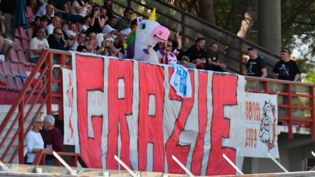 Uno striscione di ringraziamento per la salvezza (foto Blaco)