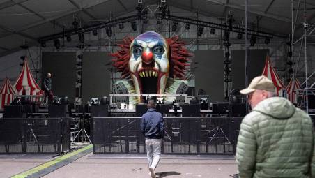 Gli allestimenti in corso ieri pomeriggio in vista della festa di oggi