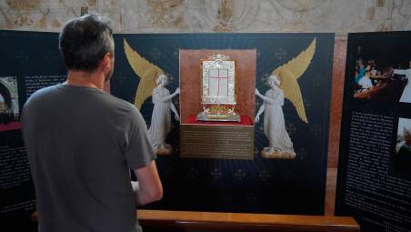 La reliquia di san Giovanni Paolo II: un lenzuolo del letto macchiato del sangue del Papa, che si trovava in cura dopo l’attentato di piazza San Pietro